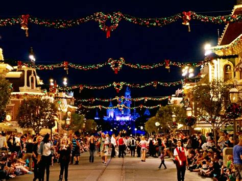 WATCH: "A Christmas Fantasy" parade at Disneyland Resort • Living Mi Vida Loca