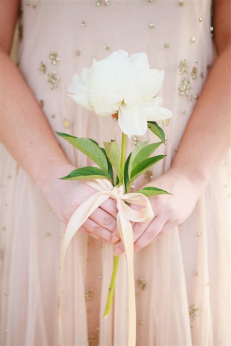 20 Stunning (and Budget Friendly) Single Stem Bouquets - Chic Vintage Brides : Chic Vintage Brides