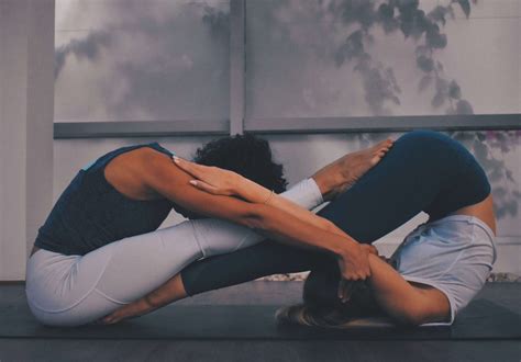 5 Beginner Yoga Poses For Two People - Zuda Yoga