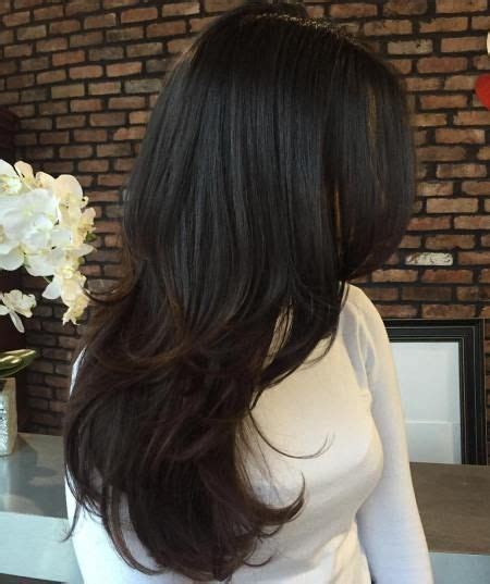 9 Model Rambut Ikal Panjang Ini Bikin Wanita Makin Keren!