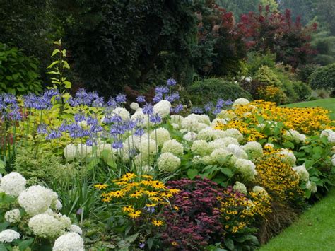 How To Build A Flower Bed - Starting A Flower Bed From Scratch - Gardening Know How