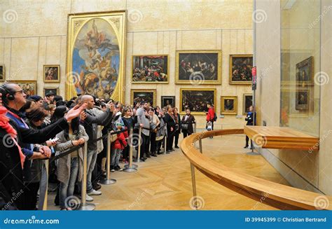 People Waiting on Queue To See the Mona Lisa Painting at the Louvre Museum (Musee Du Louvre ...