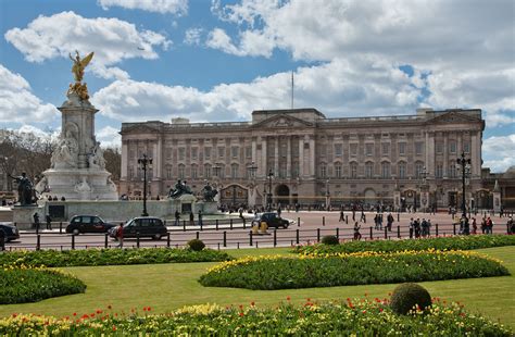 File:Buckingham Palace, London - April 2009.jpg - Wikipedia