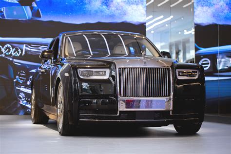 Over the Top Luxury: 2021 Rolls-Royce Phantom Versus 2021 Mercedes ...