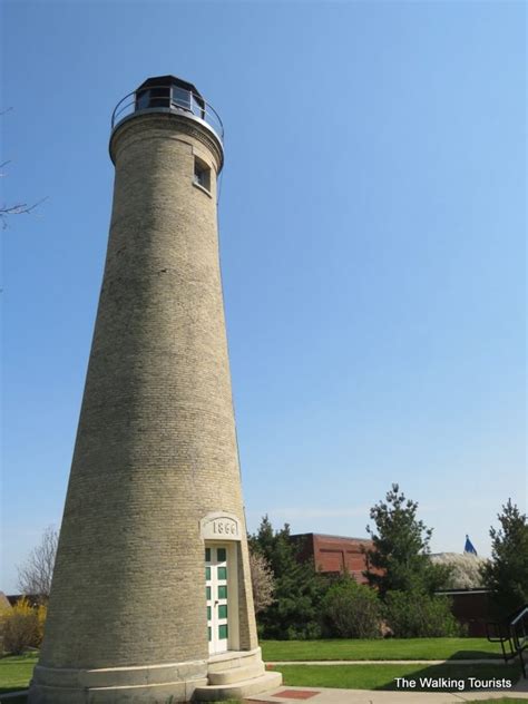 Lighthouse shines on Kenosha history - The Walking Tourists