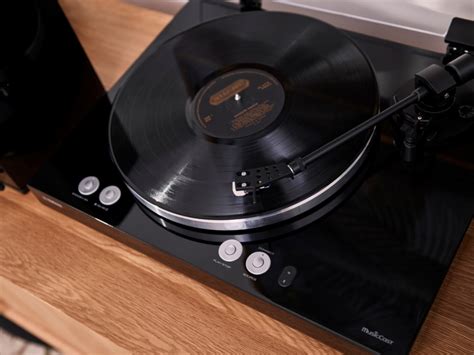 Yamaha courts analog and digital music lovers with connected turntable