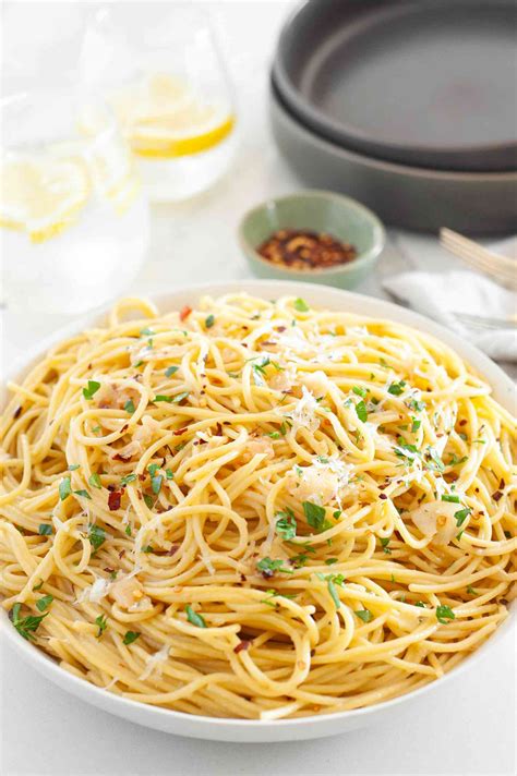 Spaghetti Aglio e Olio (Pasta With Garlic and Oil) Recipe