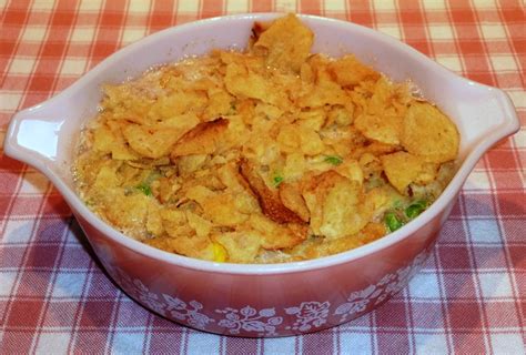 The Iowa Housewife: Tuna Potato Chip Casserole