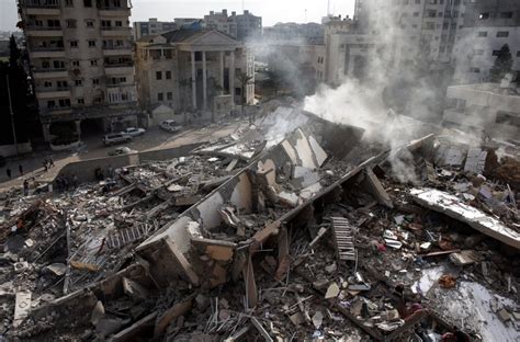 Israel blows up apartments in Gaza city sending families fleeing | Middle East Eye édition française