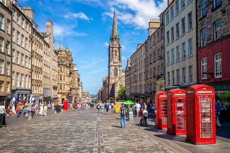 The Royal Mile in Edinburgh - The Busiest Street in Edinburgh's Old ...