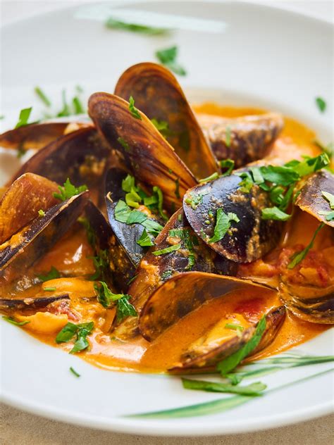 Mussels In Creamy & Spicy Tomato Sauce Recipe - Delice Recipes