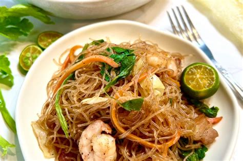 Pancit Bihon (Filipino Rice Noodles) | Iankewks