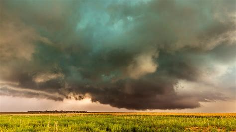 VERIFY: Does the sky turn green before a tornado hits? | wcnc.com