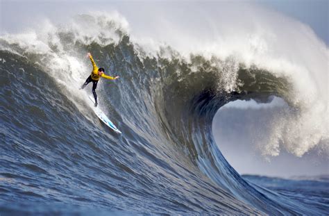 SURFERS CAUGHT INSIDE MONSTER WAVE WHILE SEEKING THRILLS IN HAWAII - PRG News Hawaii