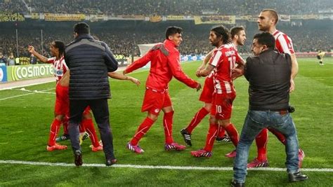 AEK fans storm pitch attack Olympiakos soccer players (VIDEOS) ~ HellasFrappe