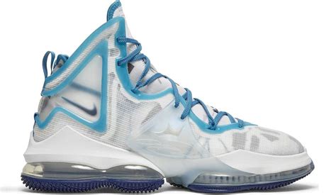 Which shoes did LeBron James wear in the Space Jam remake?