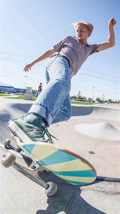 Skatepark vibes | Pose reference, Body reference poses, Human poses ...