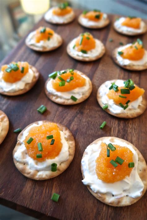 Scrumpdillyicious: Whitefish Caviar Canapés with Sour Cream & Chives