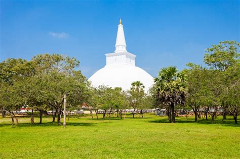 Premium Photo | Ruwanwelisaya stupa in Anuradhapura, Sri Lanka