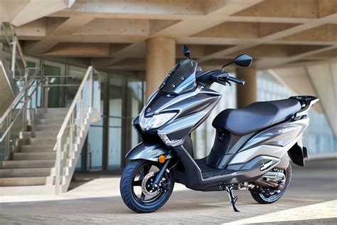 City slicker scoot: Suzuki unveil new Burgman Street 125 EX | MCN