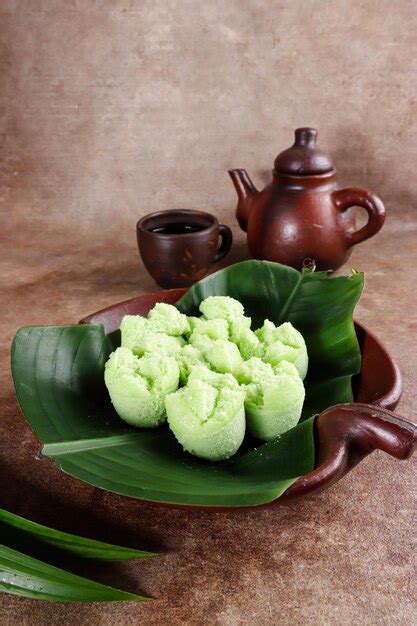 Premium Photo | Kue mangkok pandan or kue apem indonesian traditional ...