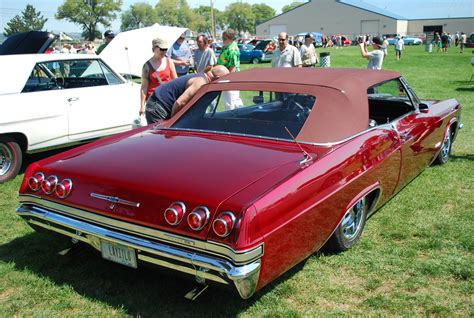 Interesting top color choice, but I like it. [1965 Chevrolet Impala]