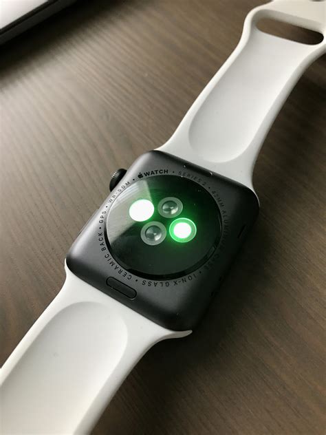 14 Facts About The Apple Watch Green Light - DeviceMAG