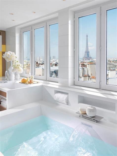 10 Luxury Bathtubs with an Astonishing View