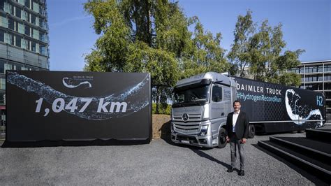 Daimler Truck’s Mercedes-Benz GenH2 goes over 1,000km on 1 liquid hydrogen fill | trans.info