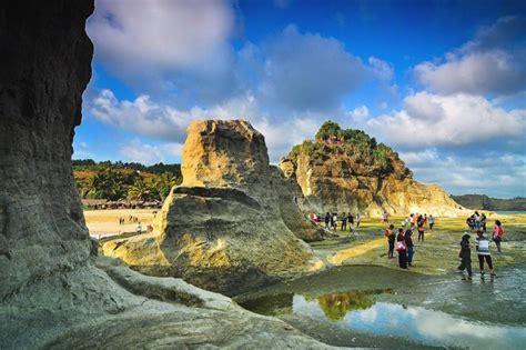 Pantai Klayar: Pantai Dengan Suara Seruling dan Batu Karang yang Indah