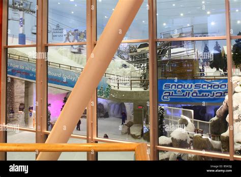 LOOKING INTO SKI DUBAI FROM INSIDE THE MALL OF EMIRATES, DUBAI Stock Photo - Alamy