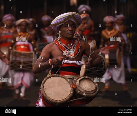 Kandy, Sri Lanka. 17th Aug, 2016. Sri Lankan Kandyan dancers perform in front of the historic ...