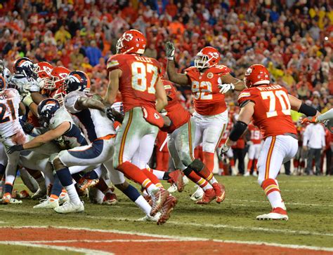 The Chief’s Dontari Poe Throws a Beautiful Touchdown Pass