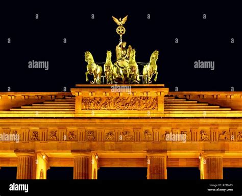 quadriga brandenburg gate Stock Photo - Alamy