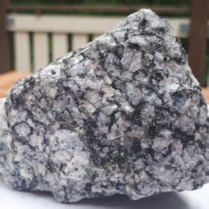 Gneiss Rock Type, Color, Texture, and Uses (Expert Guide)