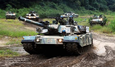 South Korean Army K-1 Main Battle Tank rolling through mud [2048 x 1202] : MilitaryPorn