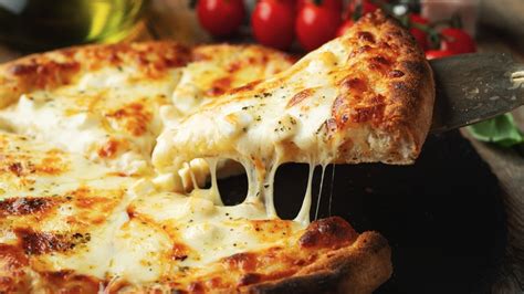 The Mozzarella Cheese Mistake You're Probably Making With Pizza