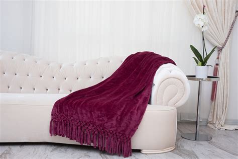 How to Put a Throw Blanket on a Sofa? (Including 15 Examples) – Collection a day