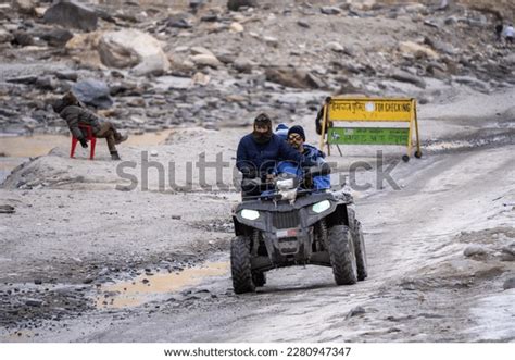 Manali India Circa 2023 Crowd People Stock Photo 2280947347 | Shutterstock