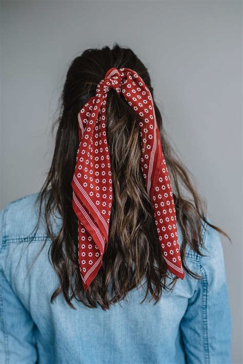 How To Wear A Bandana In Your Hair This Summer - an indigo day | Bandanas de cabelo, Penteados ...