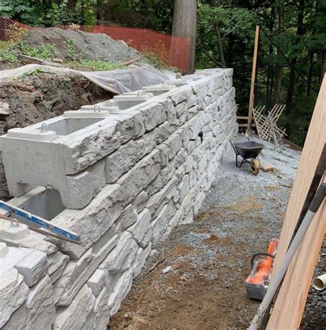 How To Build A Mortar-Free Wall With Interlocking Retaining Wall Blocks ...