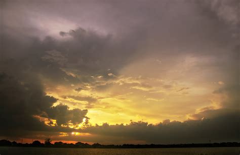 Painted clouds of the sunset skies | Grégory Massal Photography