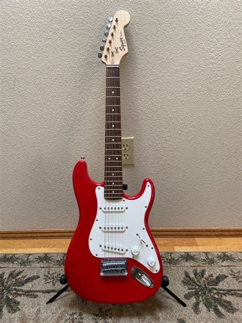 Like-new used Fender mini Stratocaster in the original Torino red. Guitar Fender, Fender ...