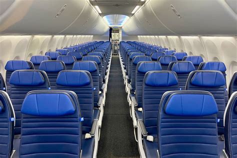 Where to sit: United’s Boeing 737 MAX 8 with the new signature interior ...