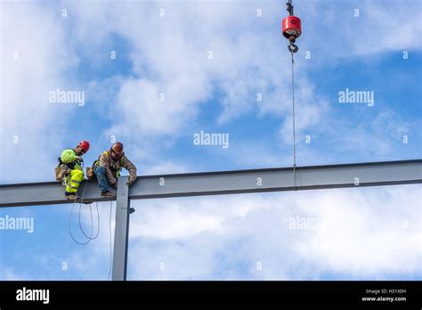 Iron workers beam hi-res stock photography and images - Alamy