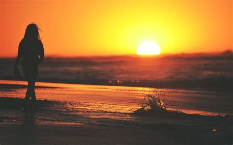 Gambar Wanita Di Pantai Sunset - Gambar Barumu