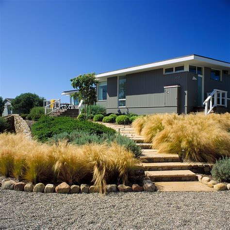 Clarkson Residence: Cheerful Modern Beach House in Santa Barbara