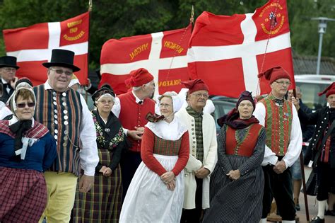 Traditional Danish costumes (early 1700s?) : r/europe