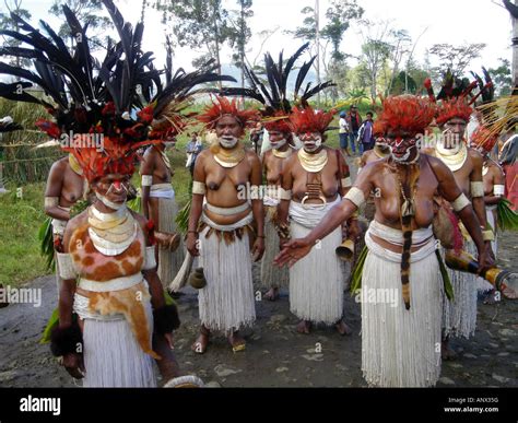 Papua new guinea tribes women hi-res stock photography and images - Alamy