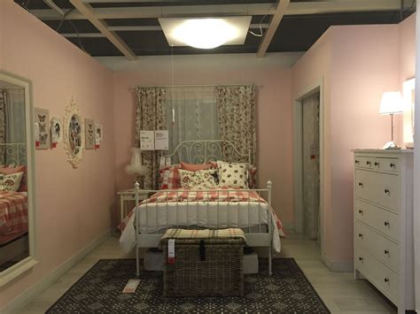 Ikea showroom Leirvik bed Hemnes nightstand and dresser Pink walls | Yatak odası fikirleri ...